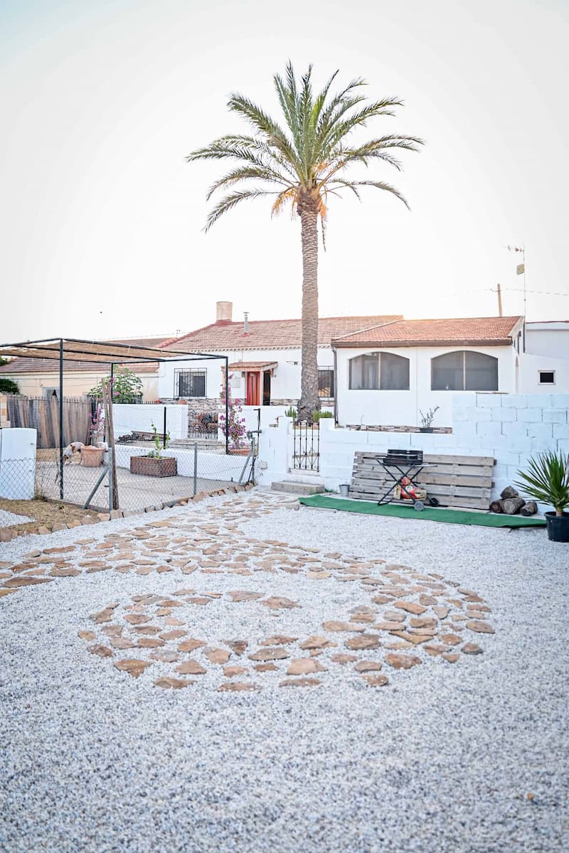 Fachada y zona de barbacoa del cortijo rural enclave en Almería